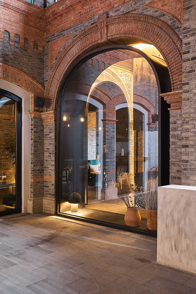 CHARCOHOL Restaurant & Bar by STUDIO8