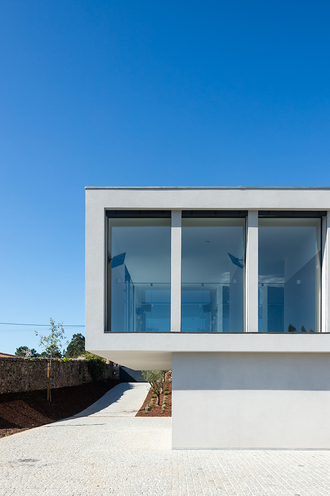 Canine & Feline Hotel by Raulino Silva Arquitecto