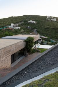 HOUSE Hidden in the Scenery by Bender Freiberg Arquitectos
