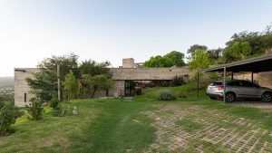 HOUSE Hidden in the Scenery by Bender Freiberg Arquitectos