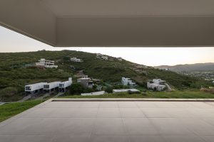 HOUSE Hidden in the Scenery by Bender Freiberg Arquitectos