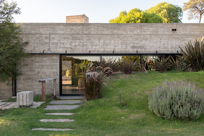 HOUSE Hidden in the Scenery by Bender Freiberg Arquitectos