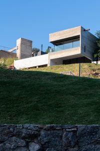 HOUSE Hidden in the Scenery by Bender Freiberg Arquitectos