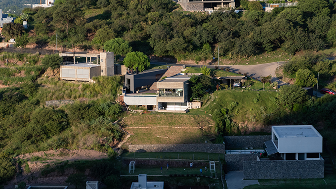 HOUSE Hidden in the Scenery by Bender Freiberg Arquitectos