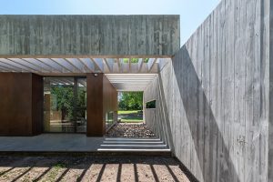 HOUSE IN VILLLA ALLENDE by Santiago Viale