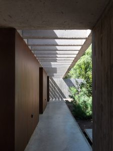 HOUSE IN VILLLA ALLENDE by Santiago Viale