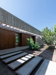 HOUSE IN VILLLA ALLENDE by Santiago Viale