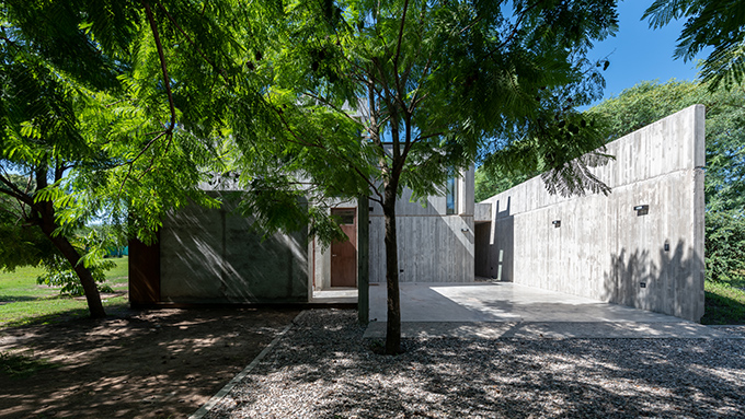 HOUSE IN VILLLA ALLENDE by Santiago Viale