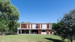 HOUSE IN VILLLA ALLENDE by Santiago Viale