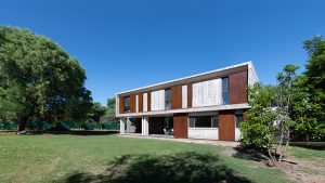 HOUSE IN VILLLA ALLENDE by Santiago Viale