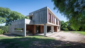 HOUSE IN VILLLA ALLENDE by Santiago Viale