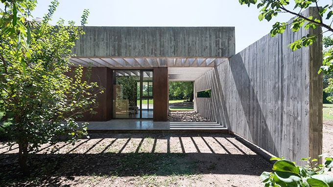 HOUSE IN VILLLA ALLENDE by Santiago Viale