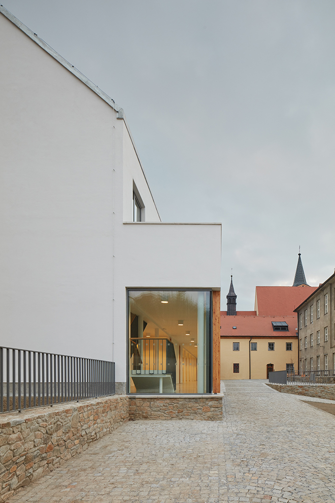Gymnasium in a former Capuchin monastery by Atelier Tišnovka