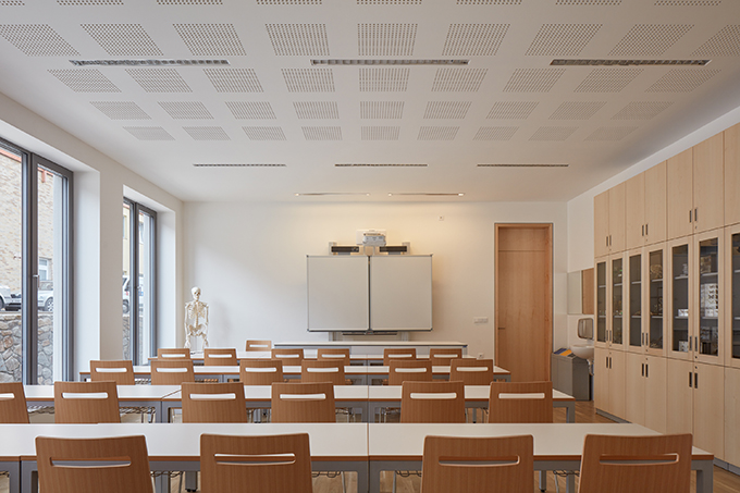 Gymnasium in a former Capuchin monastery by Atelier Tišnovka