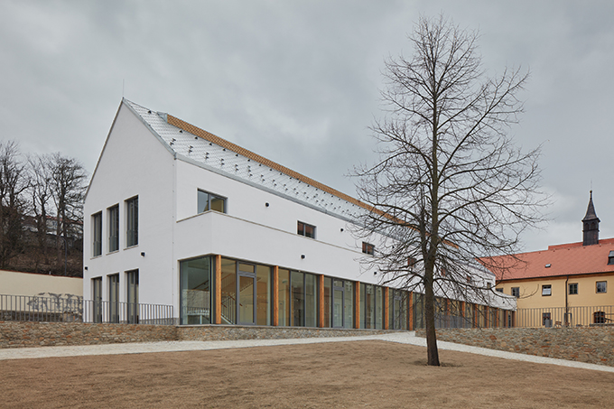 Gymnasium in a former Capuchin monastery by Atelier Tišnovka