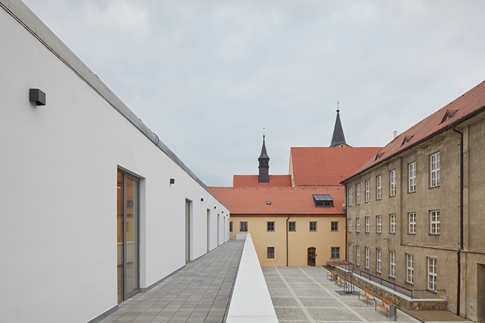 Gymnasium in a former Capuchin monastery by Atelier Tišnovka