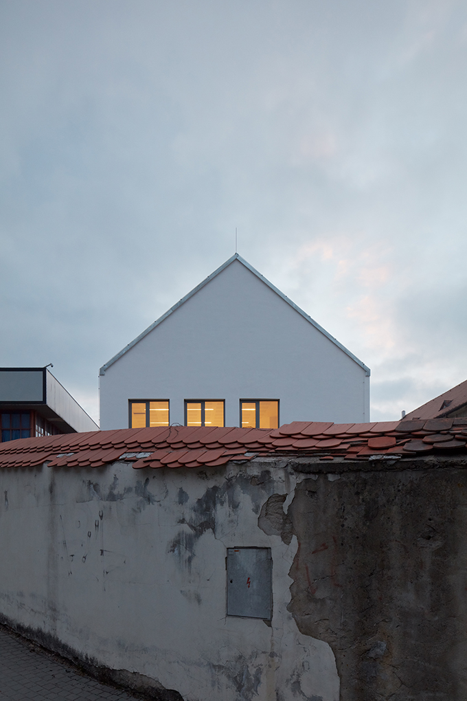 Gymnasium in a former Capuchin monastery by Atelier Tišnovka