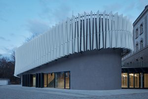 New Lecture Center VŠPJ by Qarta architektura