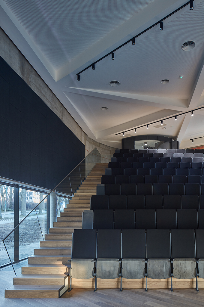 New Lecture Center VŠPJ by Qarta architektura