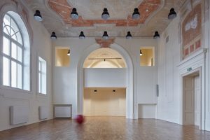 New Lecture Center VŠPJ by Qarta architektura