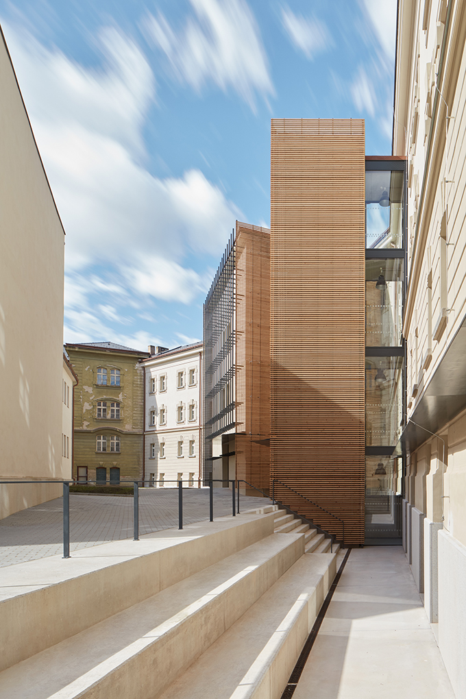 New Lecture Center VŠPJ by Qarta architektura