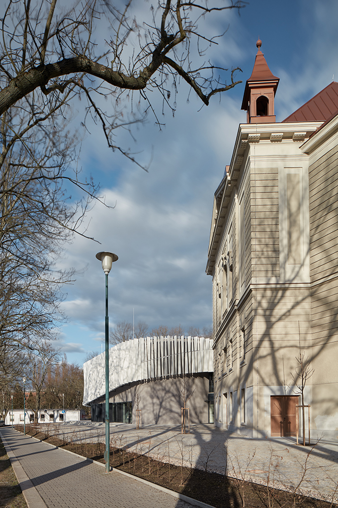 New Lecture Center VŠPJ by Qarta architektura