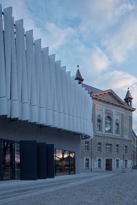 New Lecture Center VŠPJ by Qarta architektura