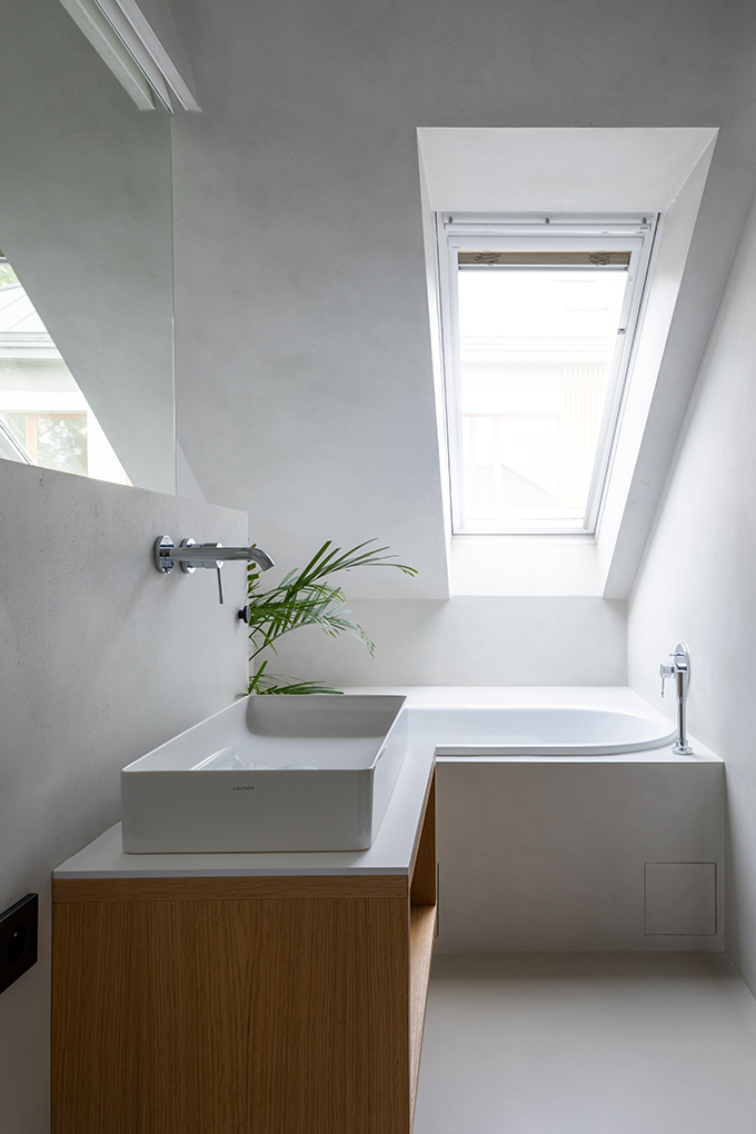 Attic Apartment by Komon Architects