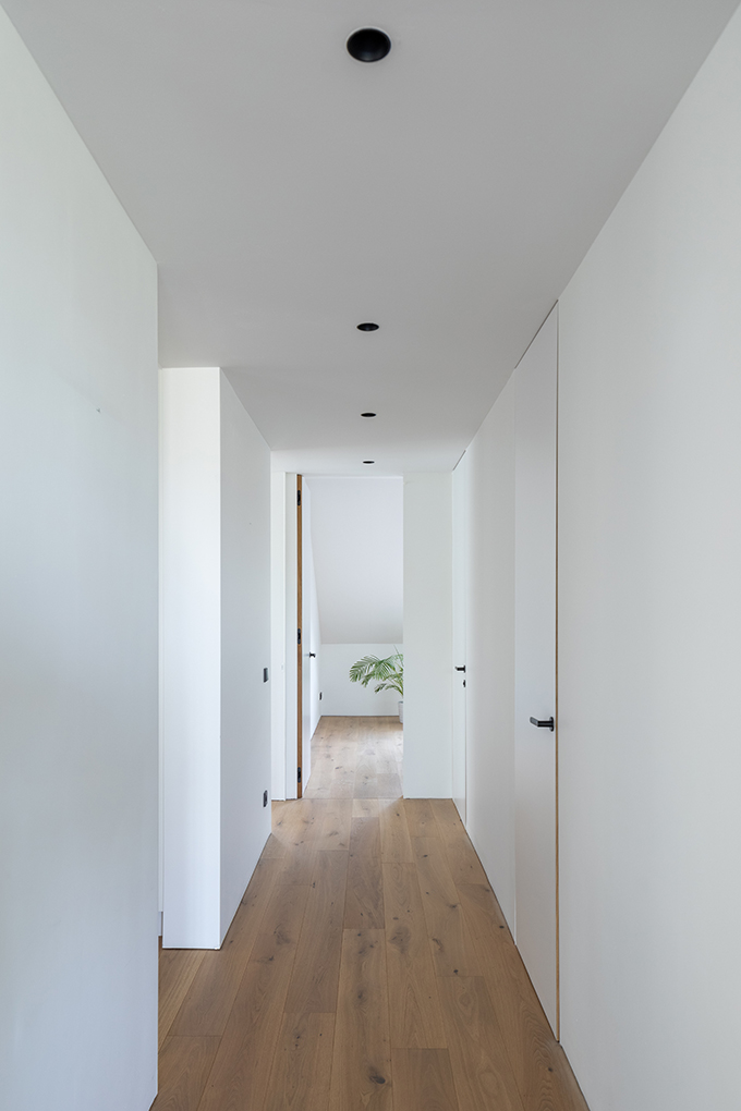 Attic Apartment by Komon Architects