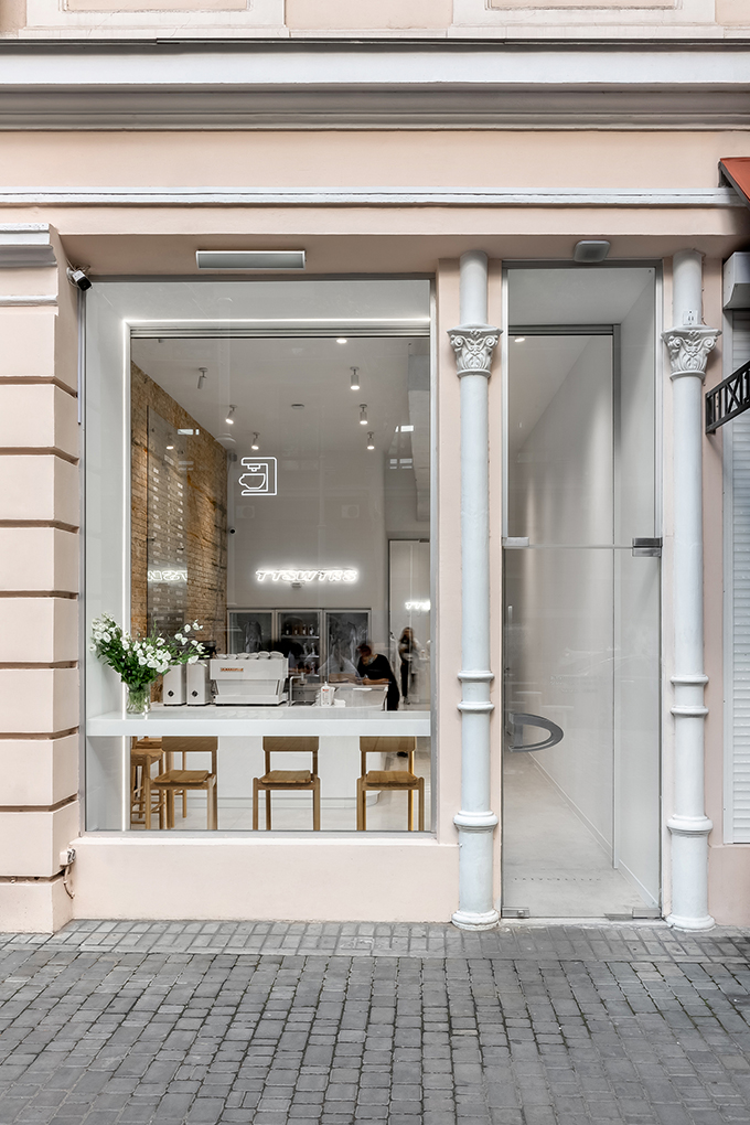 TTSWTRS Showroom by aisel architects