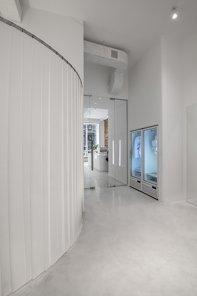 TTSWTRS Showroom by aisel architects