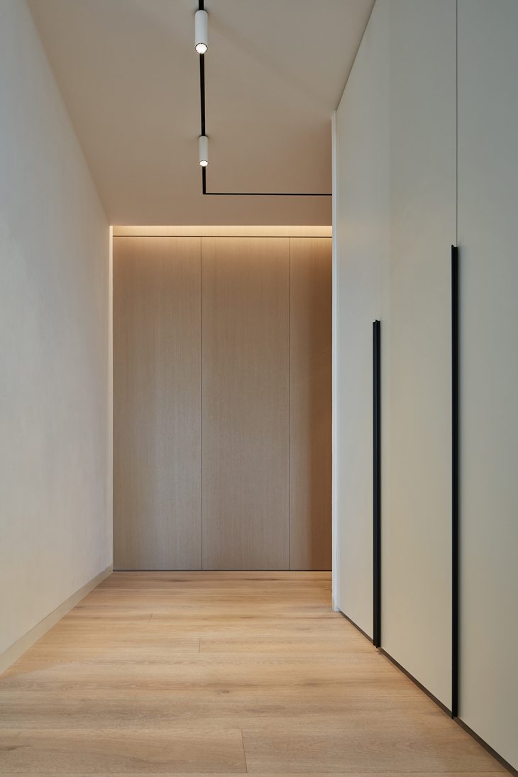 Minimalist Apartment with Panoramic View by Barbora Léblová