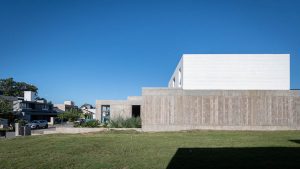 CASA LOP by Fanesi & Navarro Arquitectas