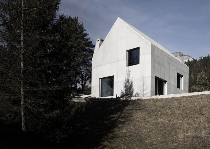 Take a Tour of ‘House Giacomelli Schmidt’ designed by Schneller Caminada Architects 