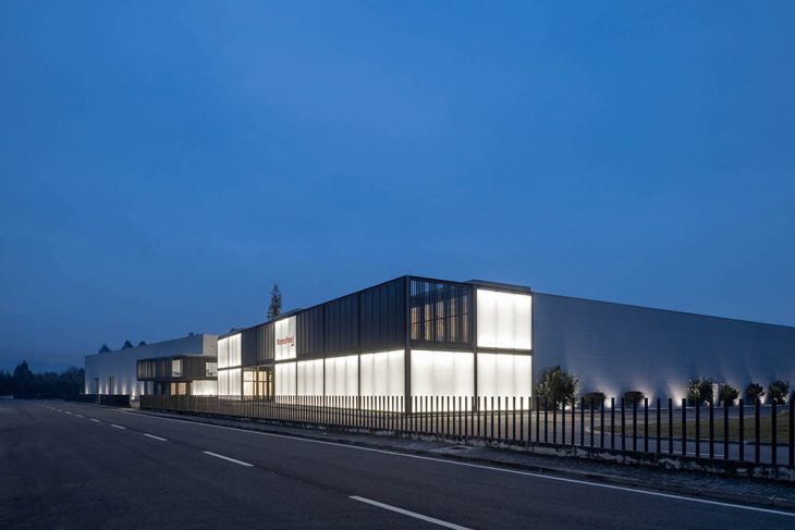 Requalification and Expansion of Ramalhos Facilities by Espaço Objecto