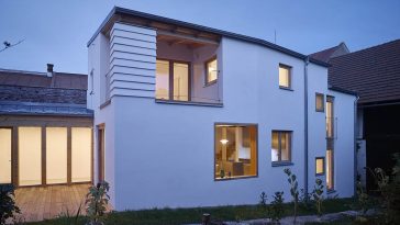 House in the Courtyard by IGLOO ARCHITEKTI