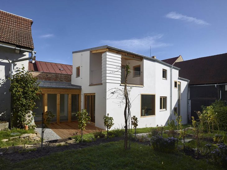 House in the Courtyard by IGLOO ARCHITEKTI