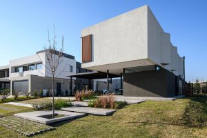 We understand this work as a succession of defined areas that are put in relation to others so that a whole functions. This is what we try to develop from its imprint. Volumetric clarity consists in determining these areas, giving them a formal identity and putting them in relation to other areas composed with the same logic.