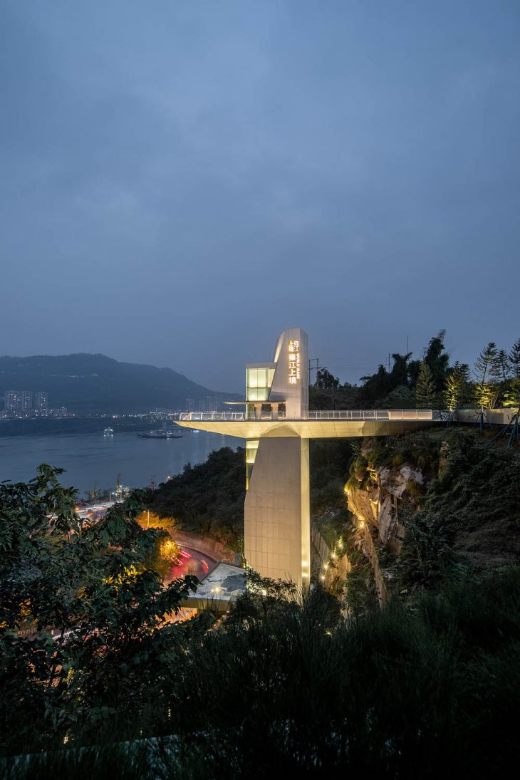 aoe have designed the Wanzhou Yongjiang Reception Center, on the edge of a cliff with a vertical height of about 30 meters, close to the Yangtze River. Take a look at the complete story after the jump.
