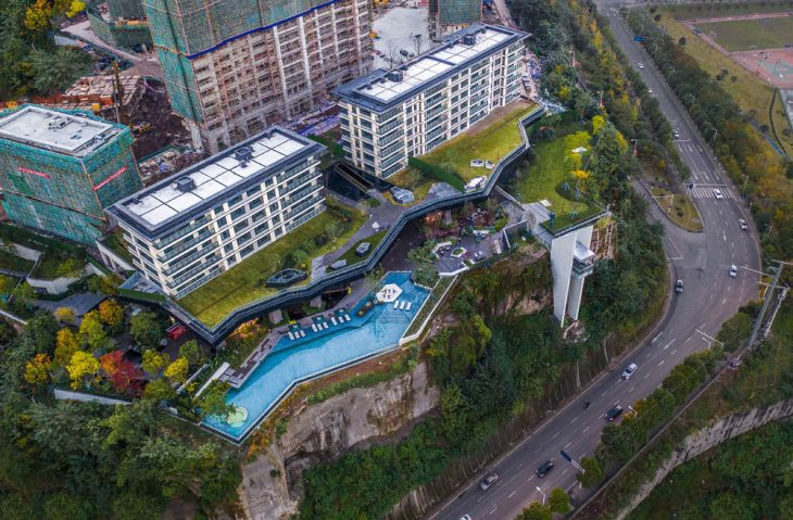 aoe have designed the Wanzhou Yongjiang Reception Center, on the edge of a cliff with a vertical height of about 30 meters, close to the Yangtze River. Take a look at the complete story after the jump.