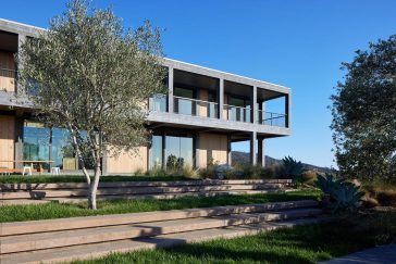 Frame House designed by Mork-Ulnes Architects