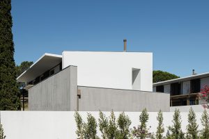 PK Arquitetos design Houses in the Pine Forest