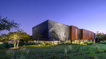 Black House designed by AR Arquitectos