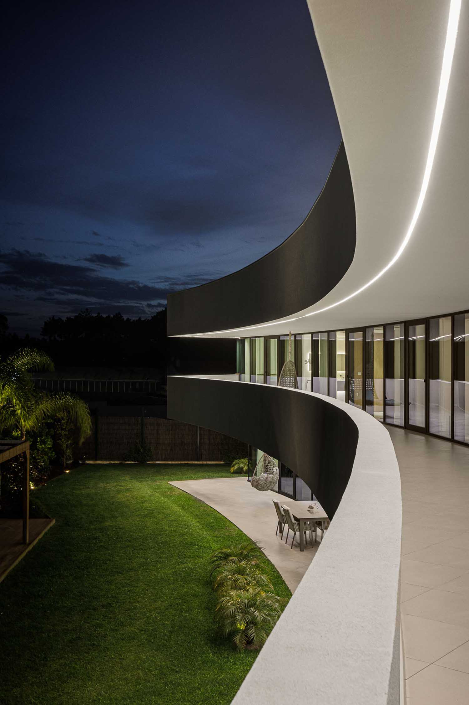Frari designs House 109 in Vagos, Portugal