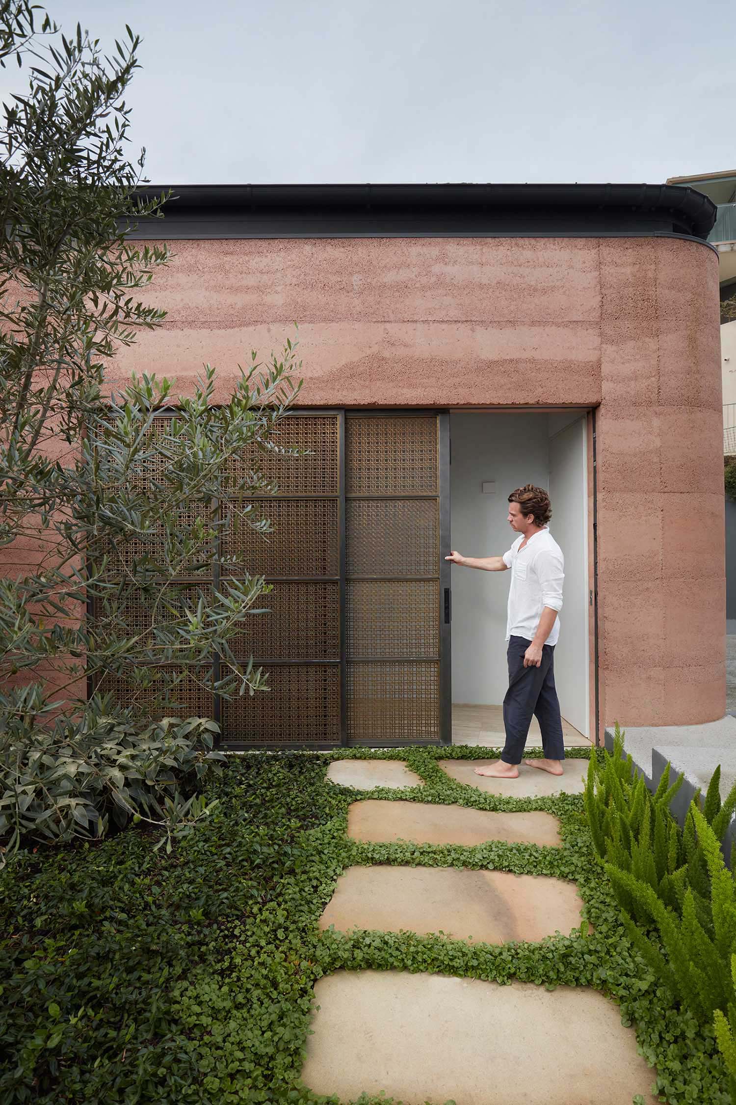 Earth-Ship by Luigi Rosselli Architects
