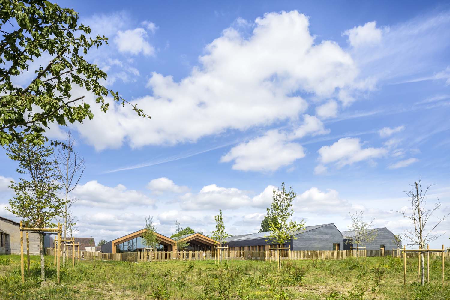 Les Coteaux Fleuris School by HEMAA Architectes + Hesters Oyon