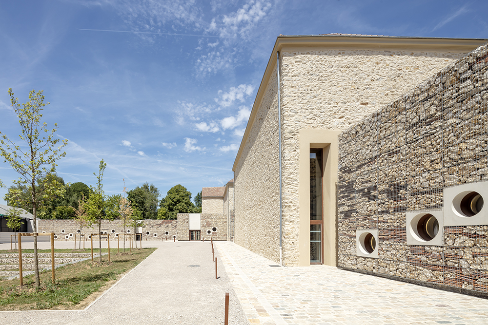 Opus 5 Architectes completa um novo centro cultural numa quinta