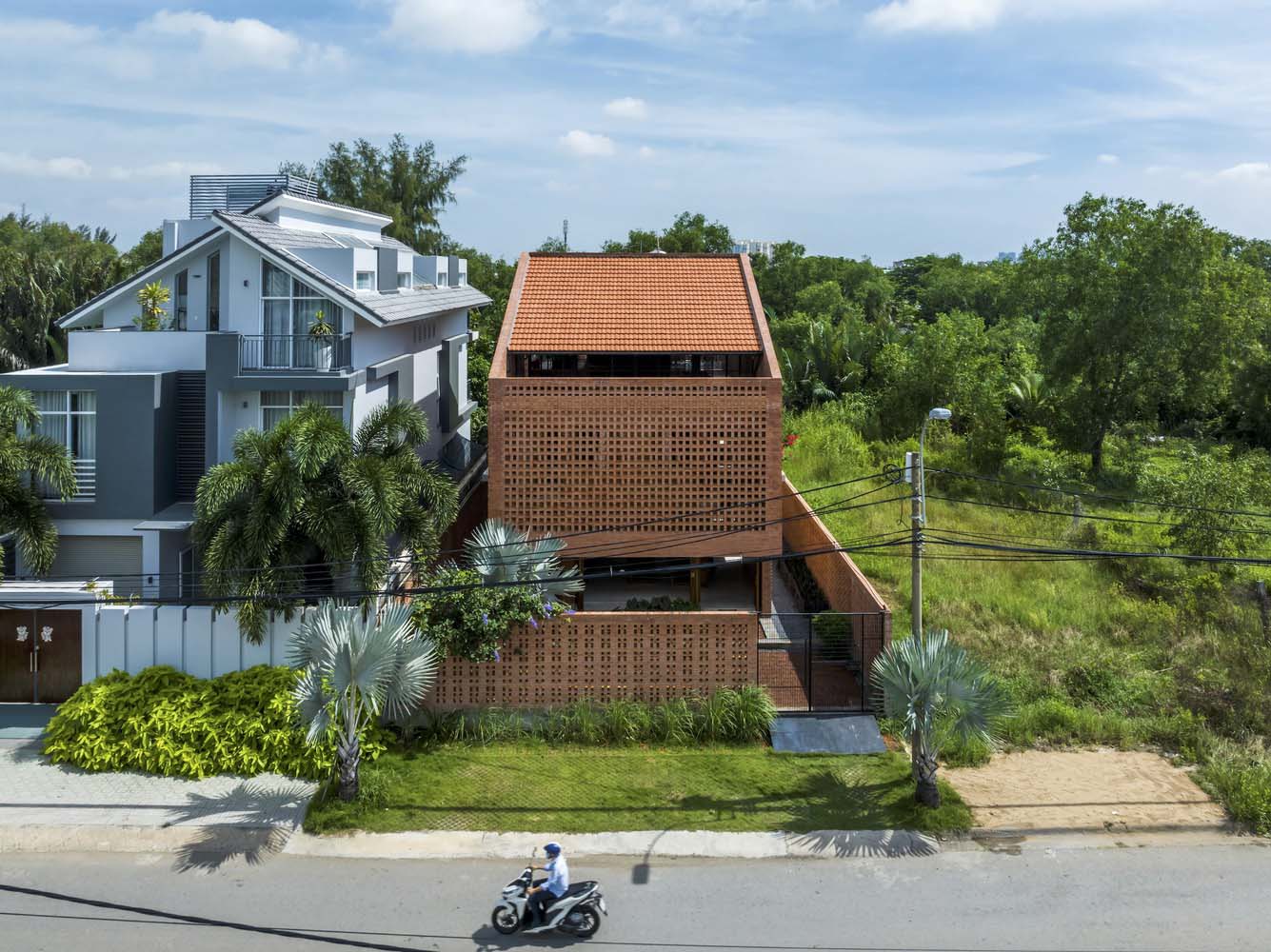 Nhà Bè House by Tropical Space