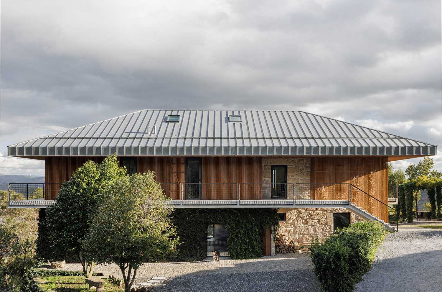 TheVagar Country House by David Bilo and Filipe Pina