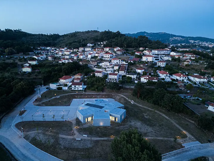 Centro de Sáude de Moreira de Cónegos by StudioCAN